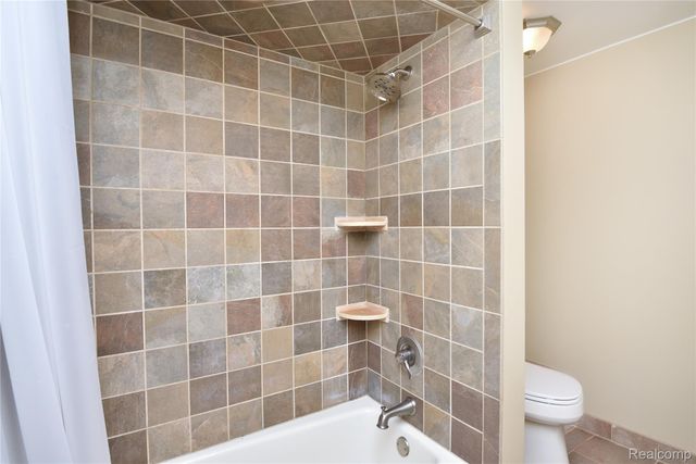 1325 Royal Crescent Street, Rochester Hills, MI 48306