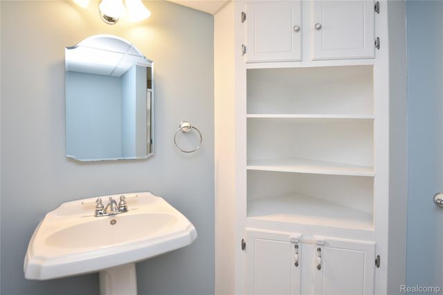 1325 Royal Crescent Street, Rochester Hills, MI 48306