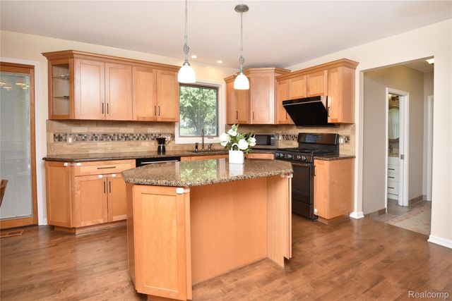 1325 Royal Crescent Street, Rochester Hills, MI 48306
