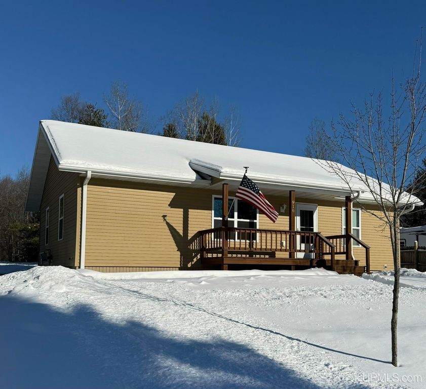 916 Coolidge Avenue, Kingsford, MI 49802