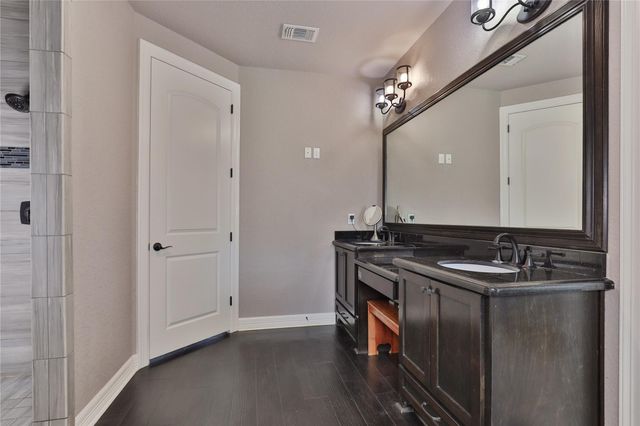 717 Rustic Oaks Drive, Angleton, TX 77515