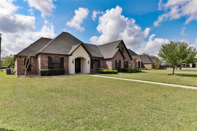 717 Rustic Oaks Drive, Angleton, TX 77515