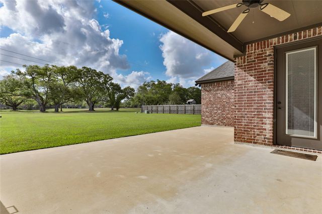 717 Rustic Oaks Drive, Angleton, TX 77515