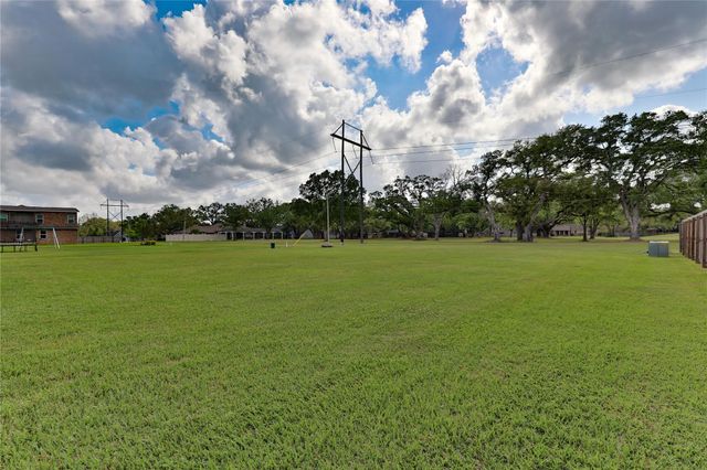 717 Rustic Oaks Drive, Angleton, TX 77515