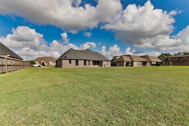 717 Rustic Oaks Drive, Angleton, TX 77515