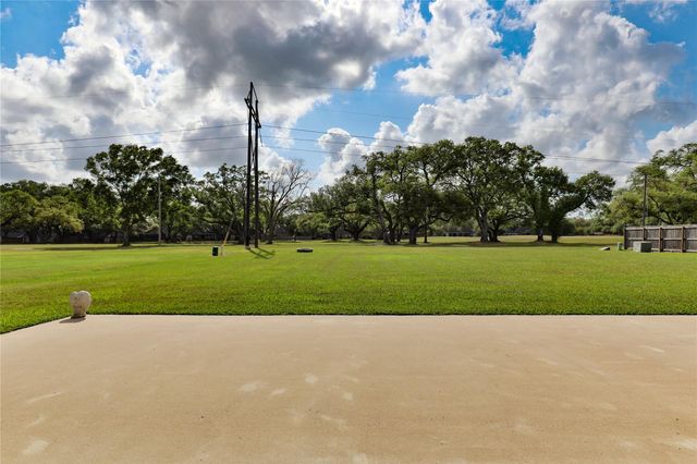 717 Rustic Oaks Drive, Angleton, TX 77515