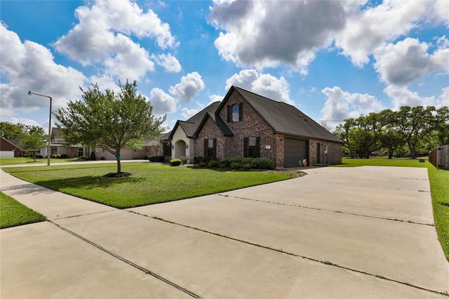 717 Rustic Oaks Drive, Angleton, TX 77515
