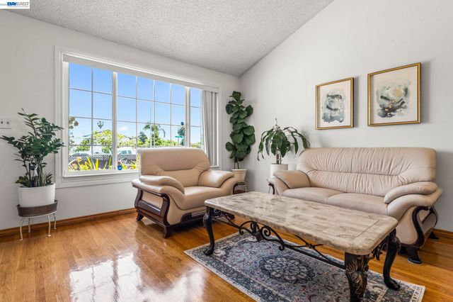 7995 Peachtree Ave, Newark, CA 94560
