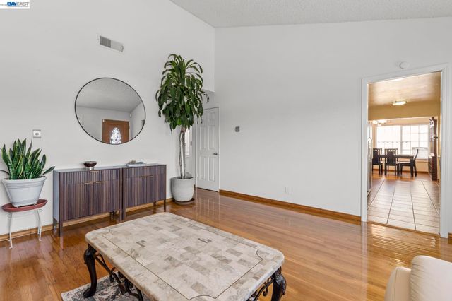 7995 Peachtree Ave, Newark, CA 94560