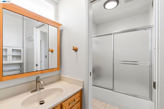 7995 Peachtree Ave, Newark, CA 94560