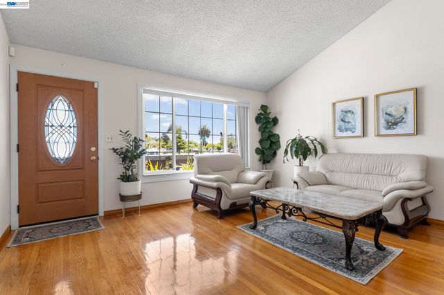 7995 Peachtree Ave, Newark, CA 94560