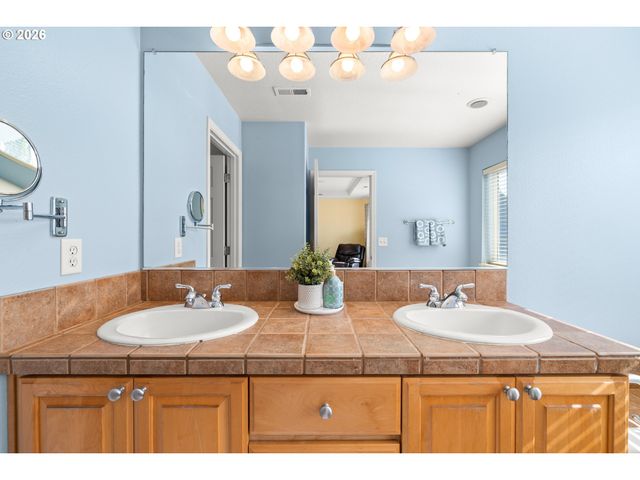 1079 Se PORTLANDIA Ave, Hillsboro, OR 97123