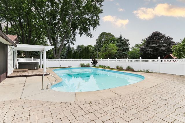 5019 Burman Drive, Crystal Lake, IL 60014