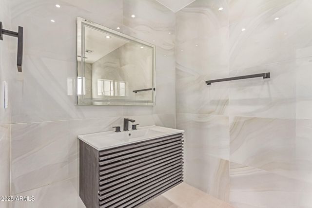 3301 E ROVEY Avenue, Paradise Valley, AZ 85253