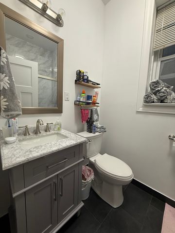 12 W CHESTNUT Street 2, Chicago, IL 60611