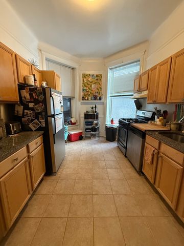 12 W CHESTNUT Street 2, Chicago, IL 60611