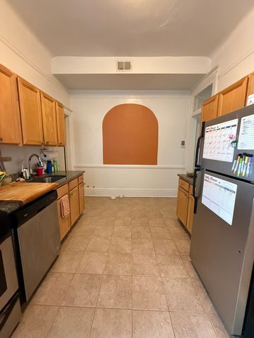 12 W CHESTNUT Street 2, Chicago, IL 60611