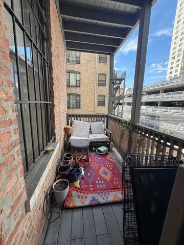 12 W CHESTNUT Street 2, Chicago, IL 60611