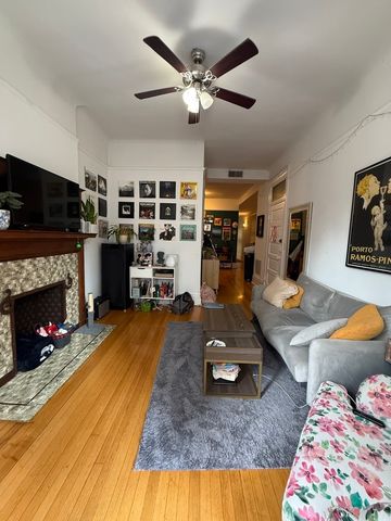 12 W CHESTNUT Street 2, Chicago, IL 60611