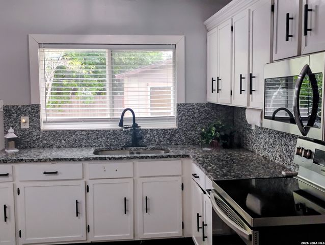 6750 PARADISE OAK DR, San Antonio, TX 78227