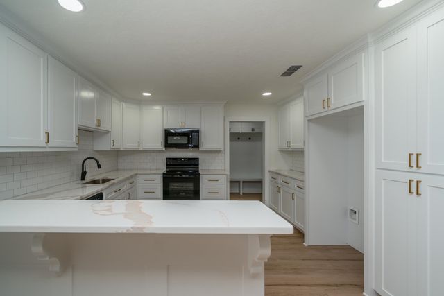 207 N White Oak Rd, White Oak, TX 75693