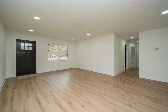 207 N White Oak Rd, White Oak, TX 75693