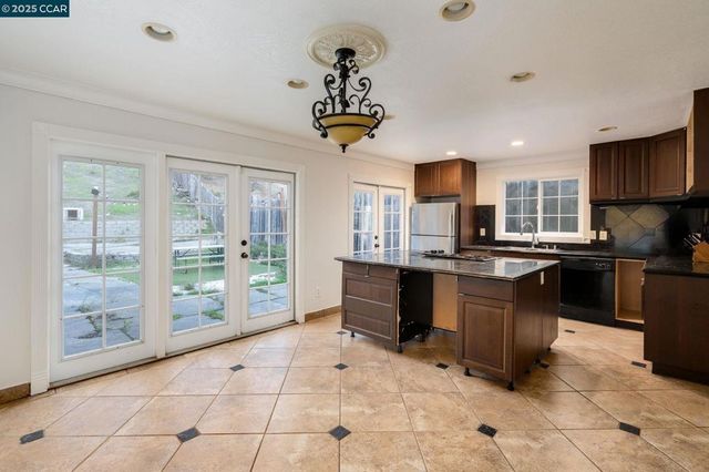 2901 Canterbury Dr, Richmond, CA 94806