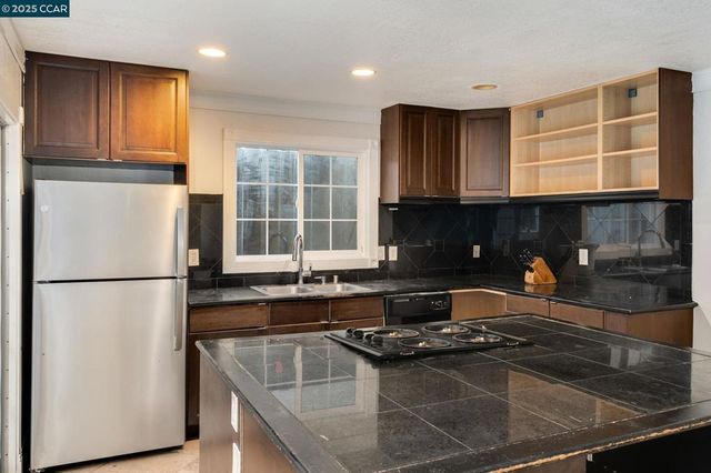 2901 Canterbury Dr, Richmond, CA 94806