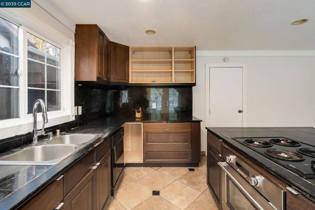 2901 Canterbury Dr, Richmond, CA 94806