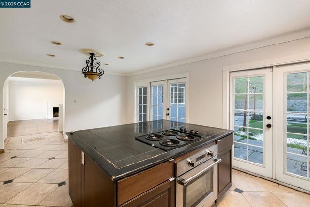 2901 Canterbury Dr, Richmond, CA 94806