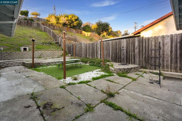 2901 Canterbury Dr, Richmond, CA 94806