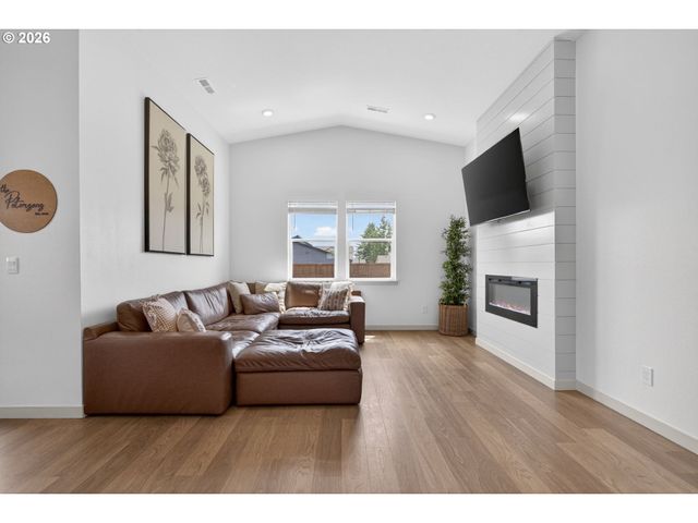 1402 W 19TH Cir, La Center, WA 98629
