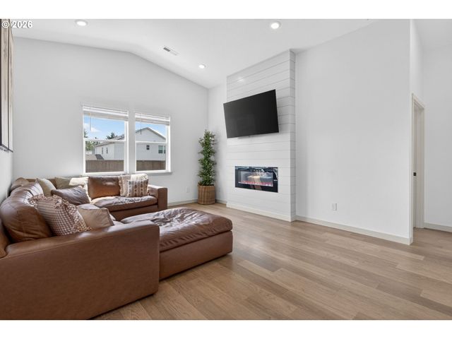 1402 W 19TH Cir, La Center, WA 98629