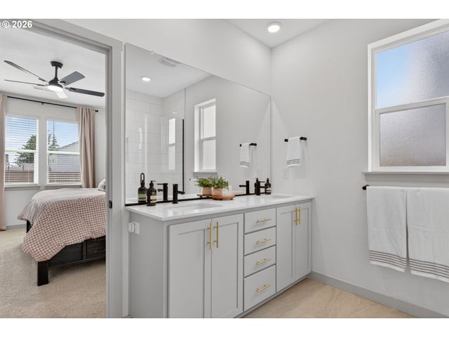 1402 W 19TH Cir, La Center, WA 98629