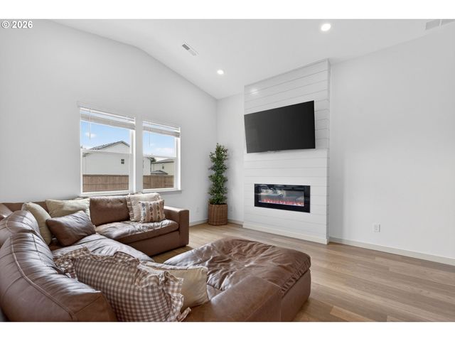 1402 W 19TH Cir, La Center, WA 98629