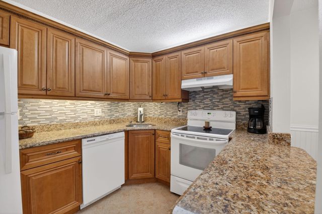 409 Pine Glen Lane C-1, Greenacres, FL 33463