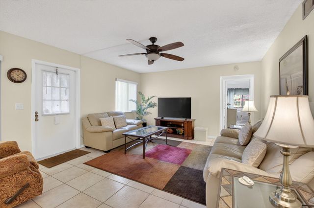 409 Pine Glen Lane C-1, Greenacres, FL 33463