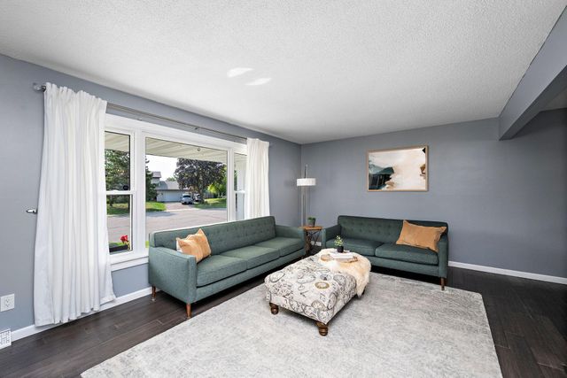 1802 Evergreen Court, Woodbury, MN 55125