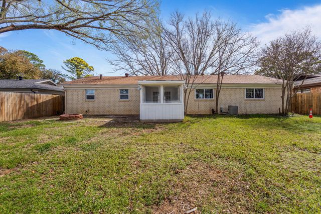 1129 Irwin Drive, Hurst, TX 76053