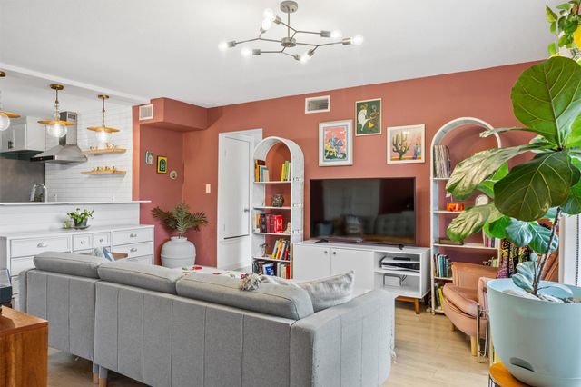 8605 Putnam DR 202, Austin, TX 78757