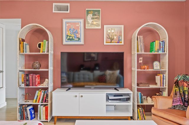 8605 Putnam DR 202, Austin, TX 78757