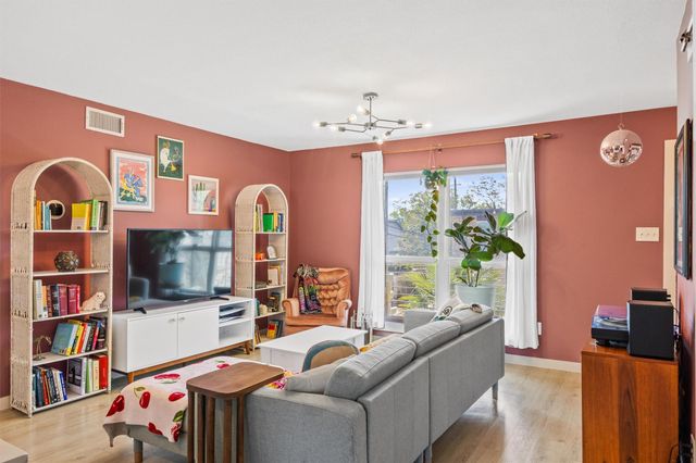 8605 Putnam DR 202, Austin, TX 78757