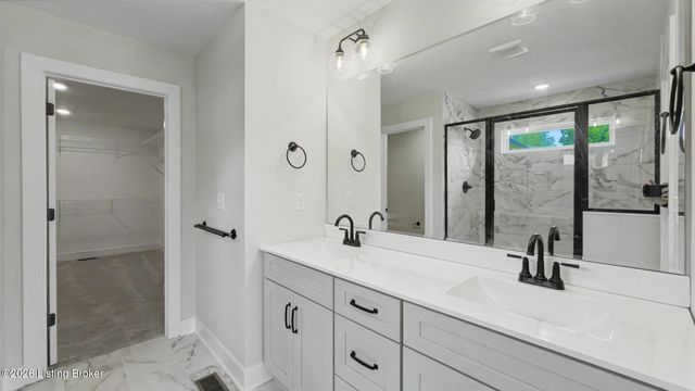 7902 Trading Post Ct, Louisville, KY 40291