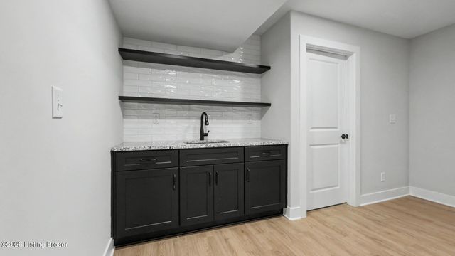 7902 Trading Post Ct, Louisville, KY 40291