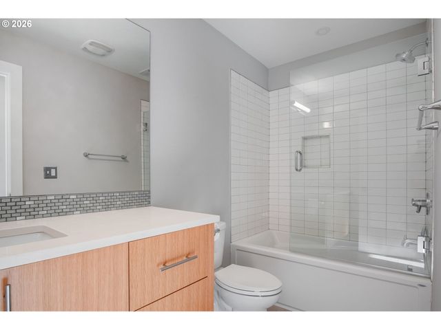 6520 Ne GRAND Ave, Portland, OR 97211