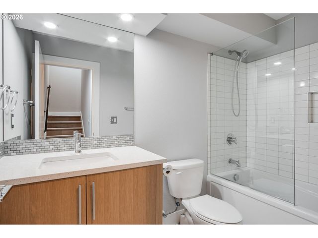 6520 Ne GRAND Ave, Portland, OR 97211