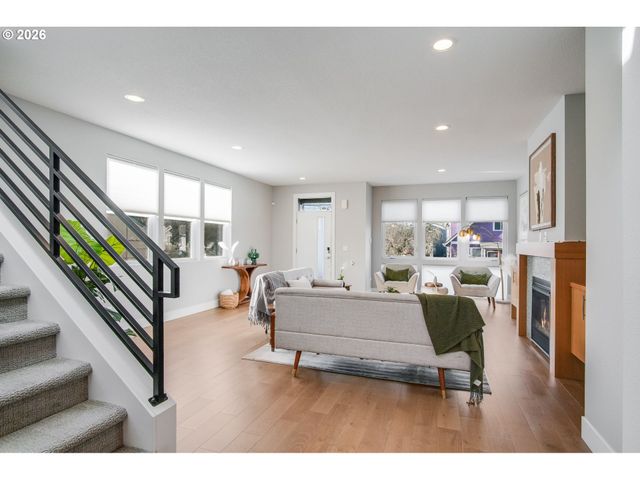 6520 Ne GRAND Ave, Portland, OR 97211