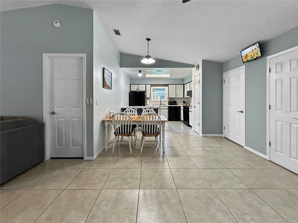 Image 9 of property listing at 136 PAUL REVERE ROAD, Bartow, FL 33830