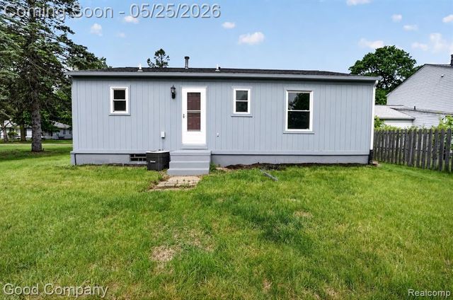 21220 Van Buren Street, Southfield, MI 48033
