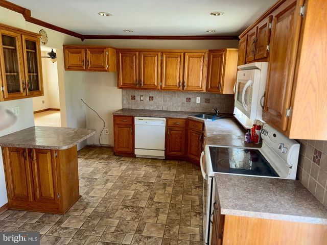 27 CENTER ST, Elmer, NJ 08318